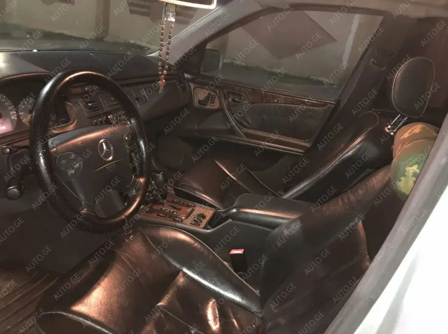 Mercedes-Benz E-210-Mercedes 2001 — photo 2