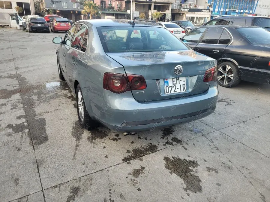Volkswagen Jetta 2005 — photo 2