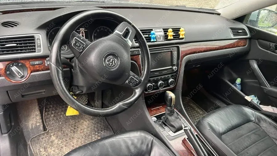 Volkswagen Passat 2011 — photo 2