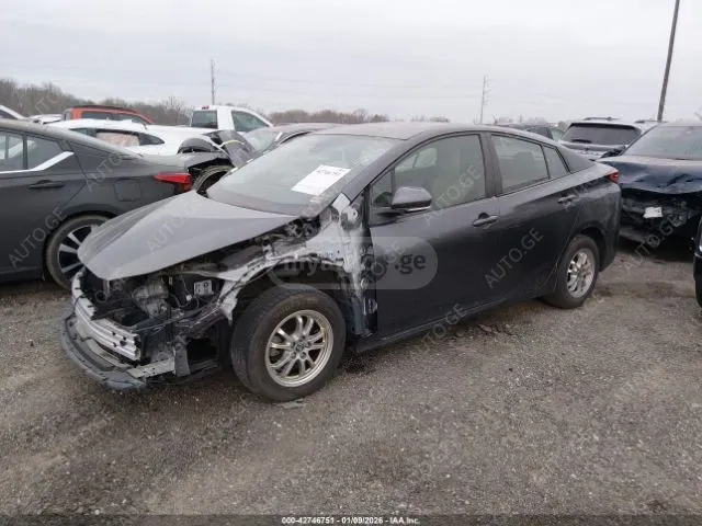 Toyota Prius 2019 — photo 2