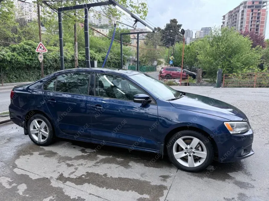 Volkswagen Jetta 2011 — photo 2