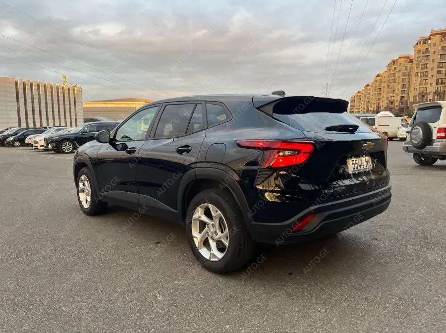 Chevrolet Trax 2023 — photo 2