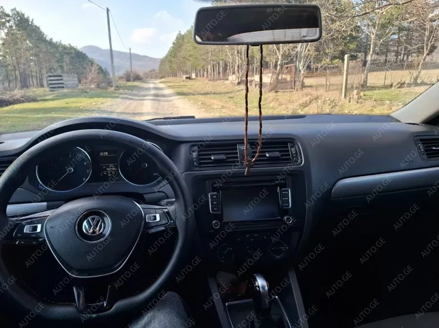Volkswagen Jetta 2015 — photo 2