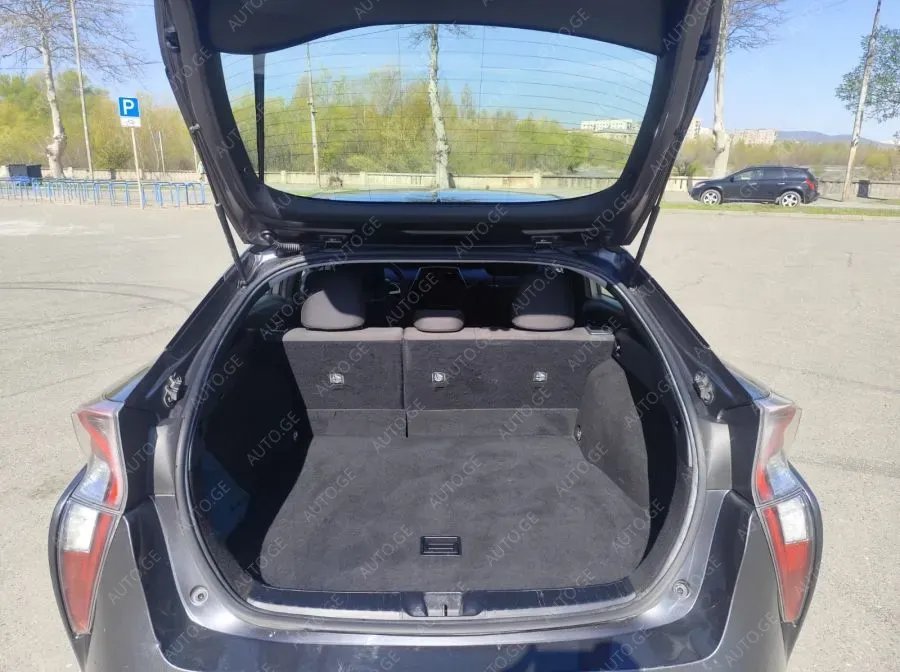 Toyota Prius 2017 — photo 2