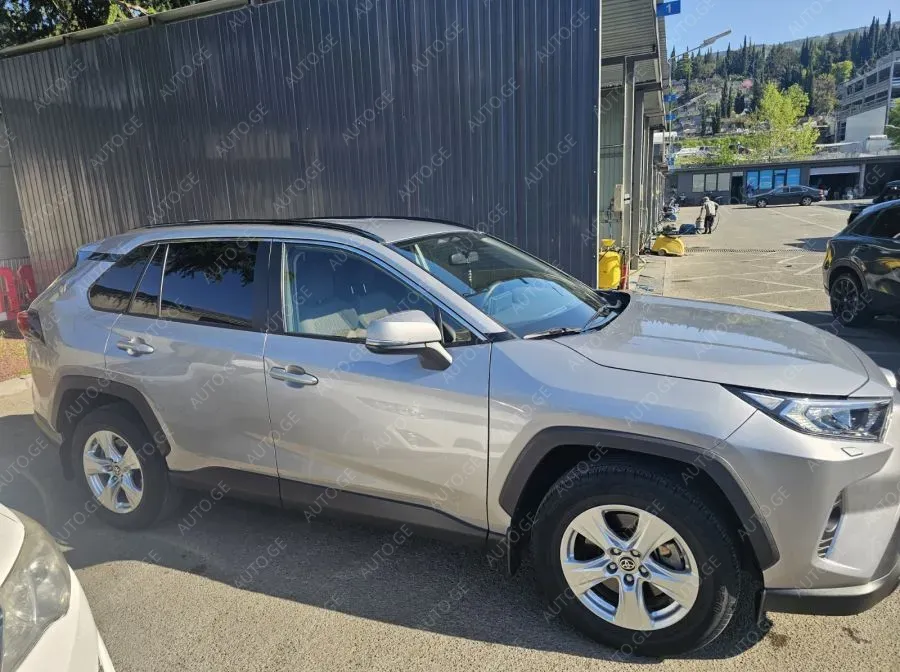 Toyota RAV4 2021 — photo 2