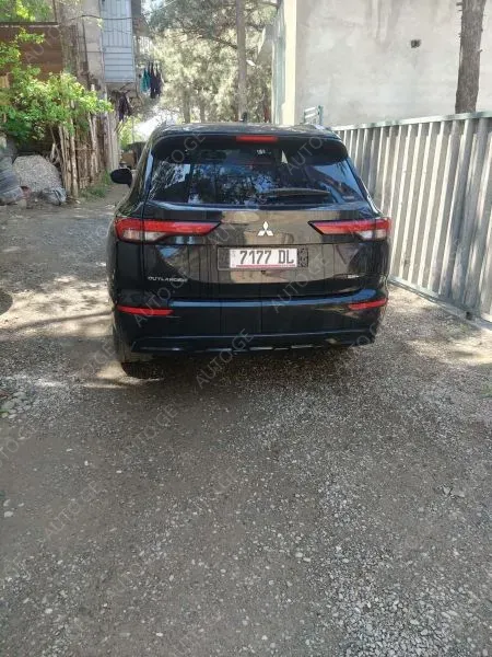 Mitsubishi Outlander 2021 — photo 2
