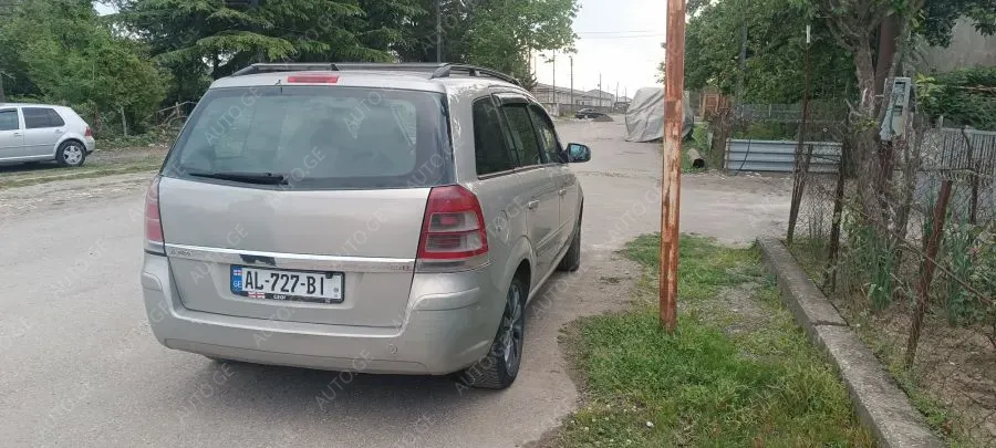 Opel Zafira 2010 — photo 2