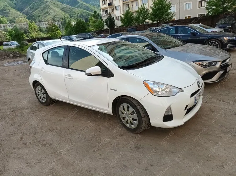 Toyota Prius C 2012 — photo 2
