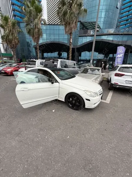 Mercedes-Benz E-350C 2010 — photo 2