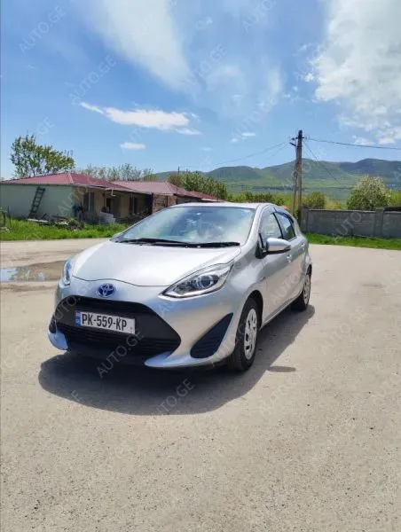 Toyota Aqua 2018 — photo 2