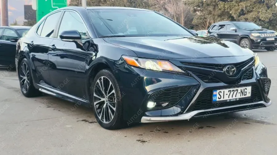 Toyota Camry 2018 — photo 2