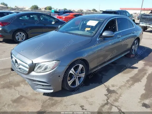 Mercedes-Benz E-300C 2018 — photo 2