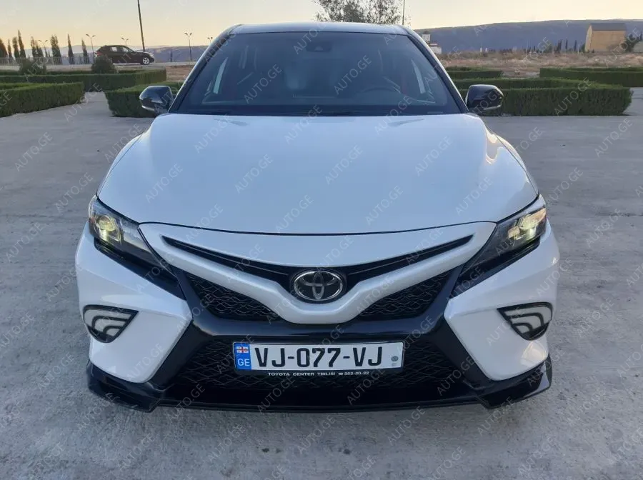 Toyota Camry 2021 — photo 2