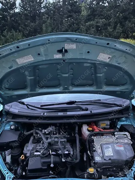 Toyota Prius C 2012 — photo 2