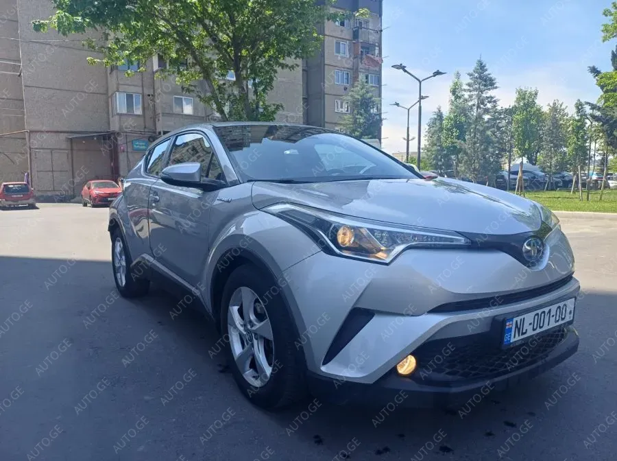 Toyota C-HR 2017 — photo 2
