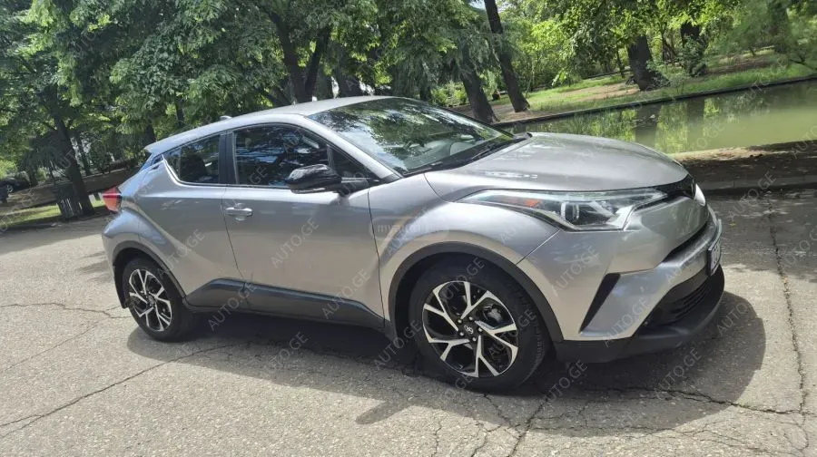 Toyota C-HR 2017 — photo 2