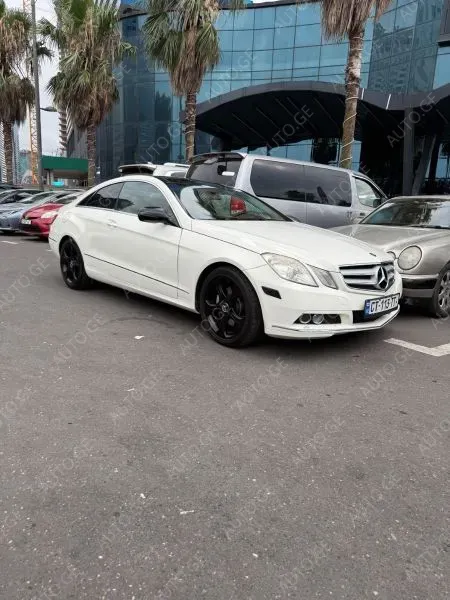 Mercedes-Benz E-350C 2010 — photo 2