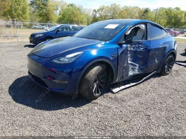 Tesla Model Y 2022 — photo 2