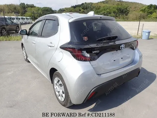 Toyota Yaris 2021 — photo 2