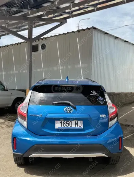 Toyota Prius C 2017 — photo 2