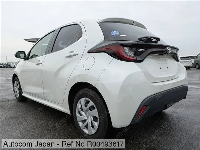 Toyota Yaris 2021 — photo 2
