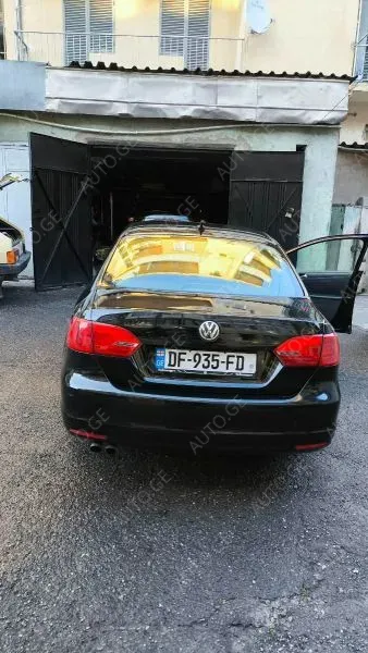 Volkswagen Jetta 2011 — photo 2