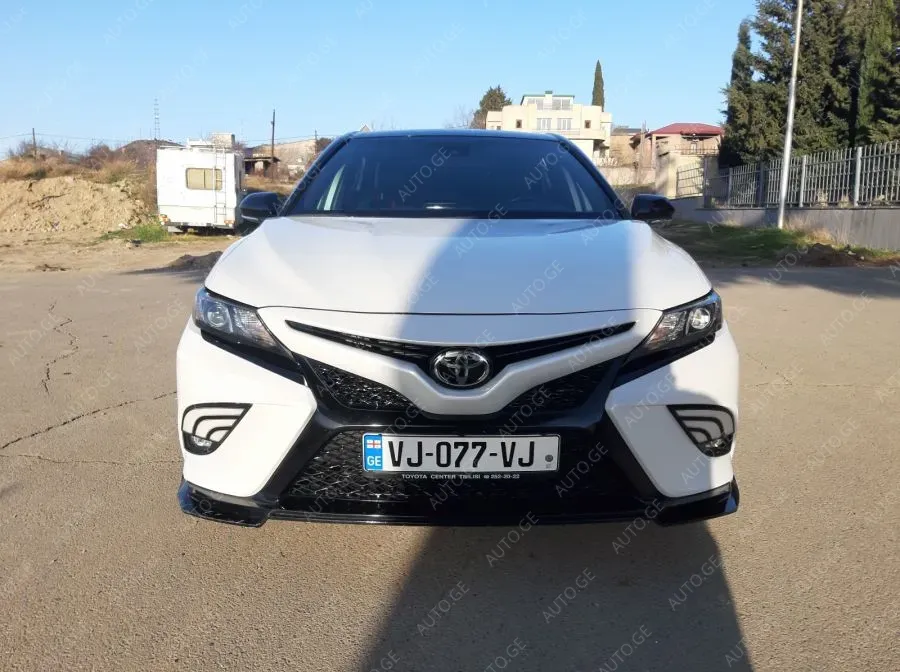 Toyota Camry 2021 — photo 2