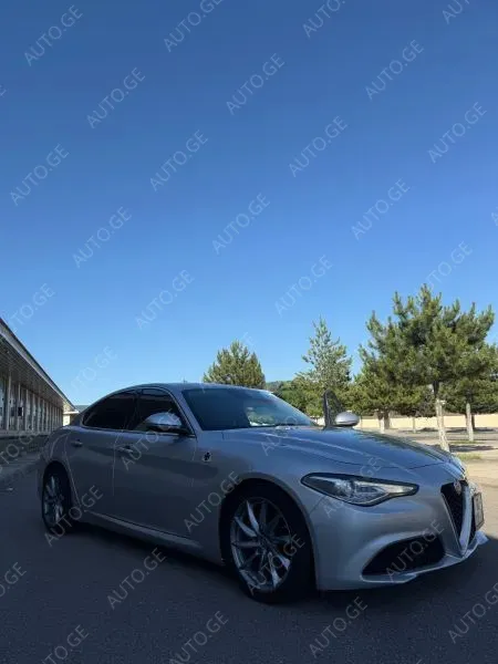 Alfa Romeo Giulia 2018 — photo 2