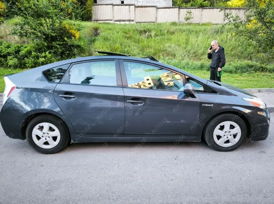 Toyota Prius 2010 — photo 2