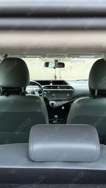 Toyota Prius C 2013 — photo 2