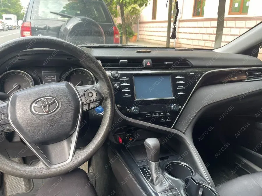 Toyota Camry 2018 — photo 2