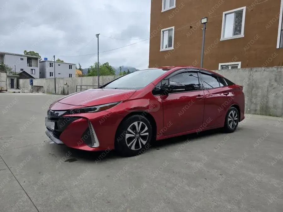 Toyota Prius Prime 2017 — photo 2