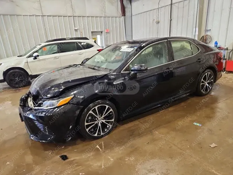 Toyota Camry 2018 — photo 2