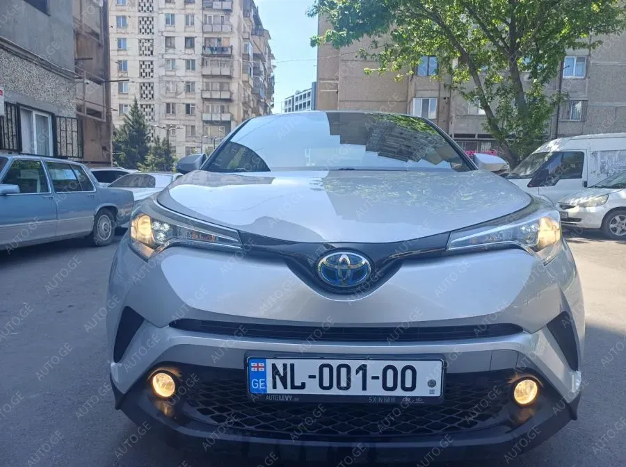 Toyota C-HR 2017 — photo 2