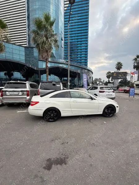 Mercedes-Benz E-350C 2010 — photo 2