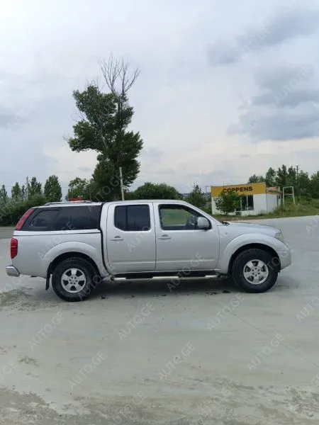 Nissan Navara 2011 — photo 2