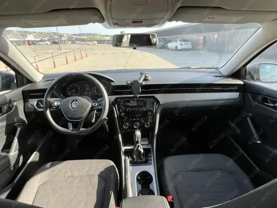 Volkswagen Passat 2021 — photo 2