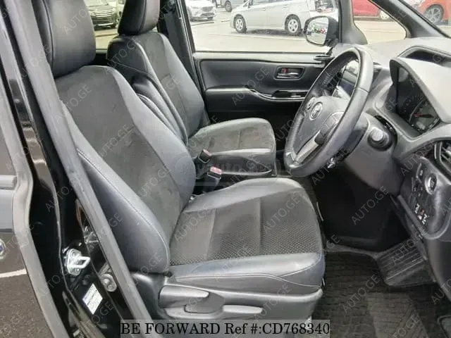 Toyota Voxy 2021 — photo 2