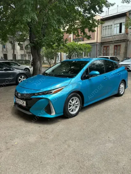 Toyota Prius Prime 2017 — photo 2
