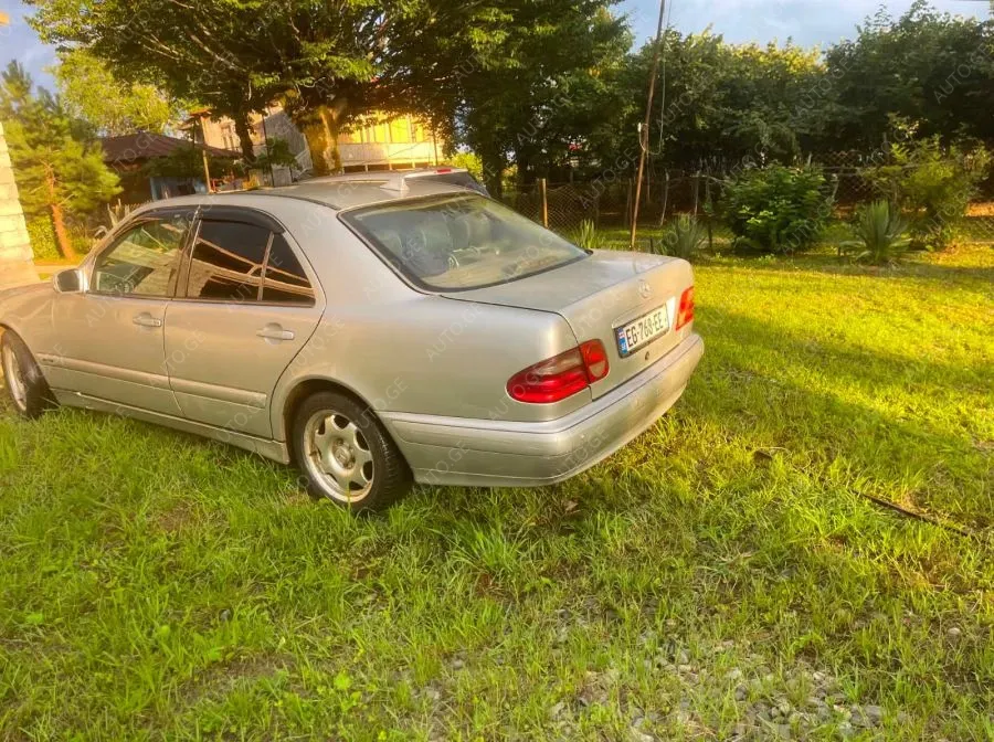Mercedes-Benz E-210-Mercedes 2001 — photo 2