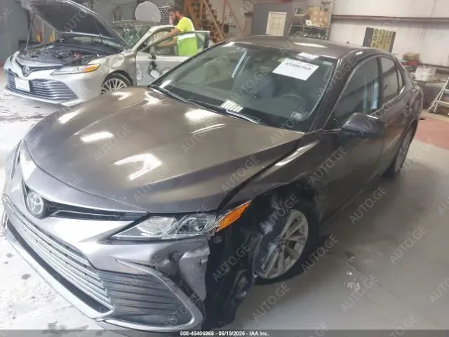 Toyota Camry 2022 — photo 2
