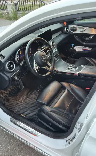 Mercedes-Benz C-300-Merc 2019 — photo 2