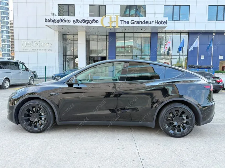 Tesla Model Y 2022 — photo 2
