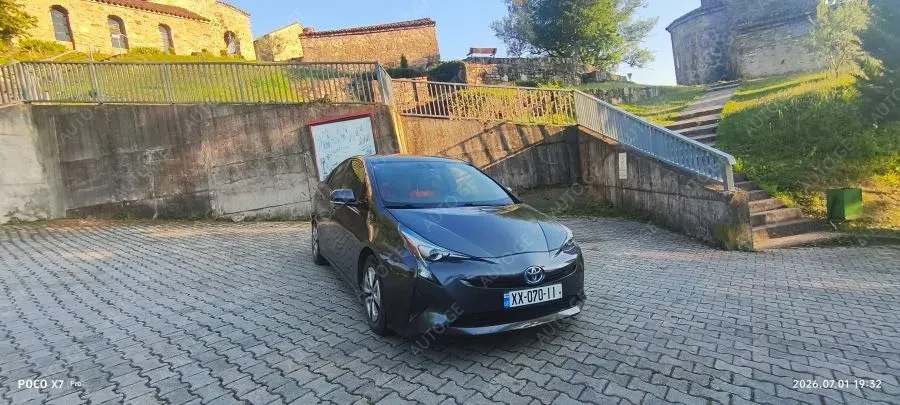 Toyota Prius 2016 — photo 2