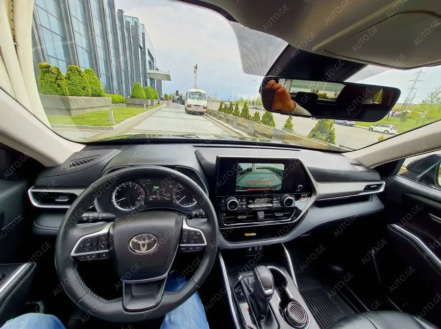 Toyota Highlander 2023 — photo 2