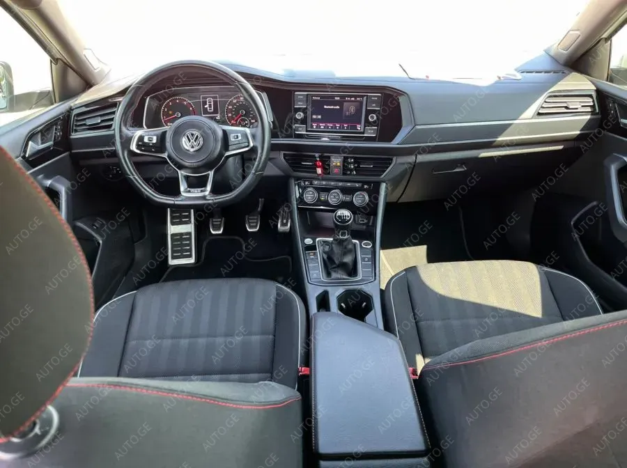 Volkswagen Jetta 2019 — photo 2