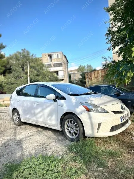 Toyota Prius V 2013 — photo 2