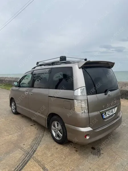 Toyota Voxy 2006 — photo 2