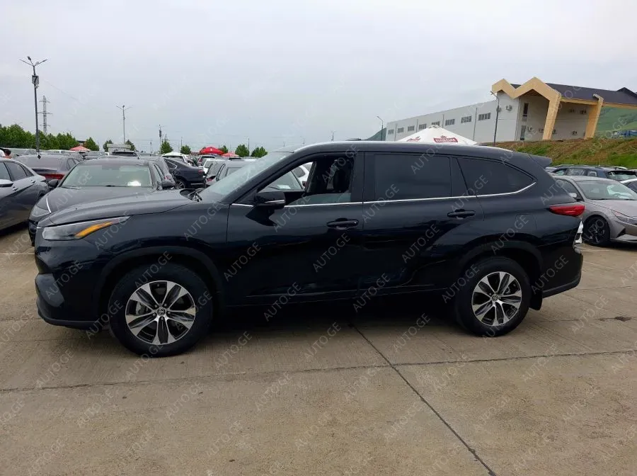 Toyota Highlander 2023 — photo 2