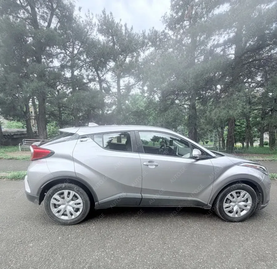 Toyota C-HR 2020 — photo 2